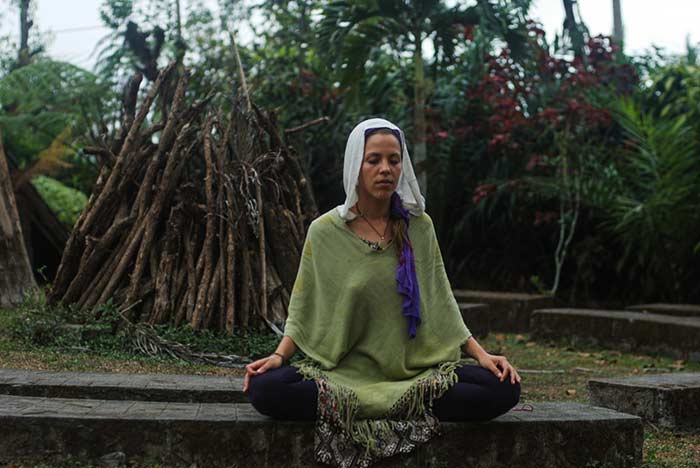 Девушка медитирует, Бали