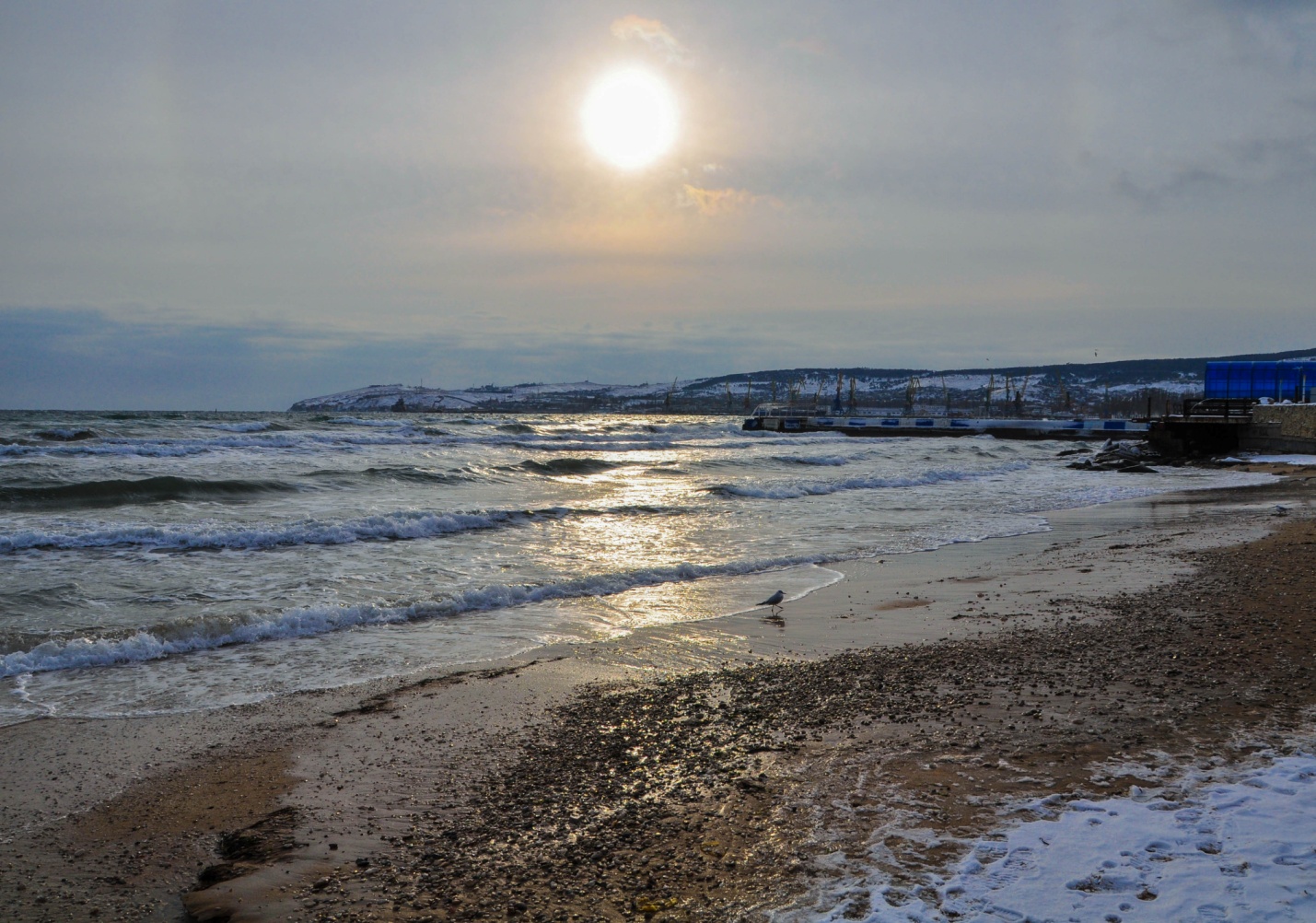 Море и пляж зимой в Феодосии, Крым