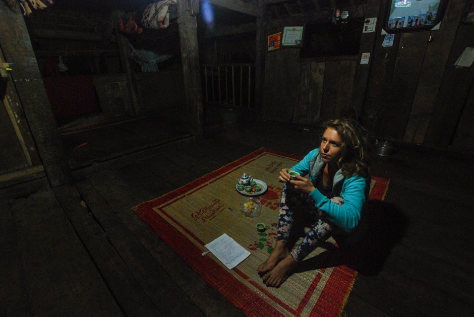 Девушка в деревенском вьетнамском доме