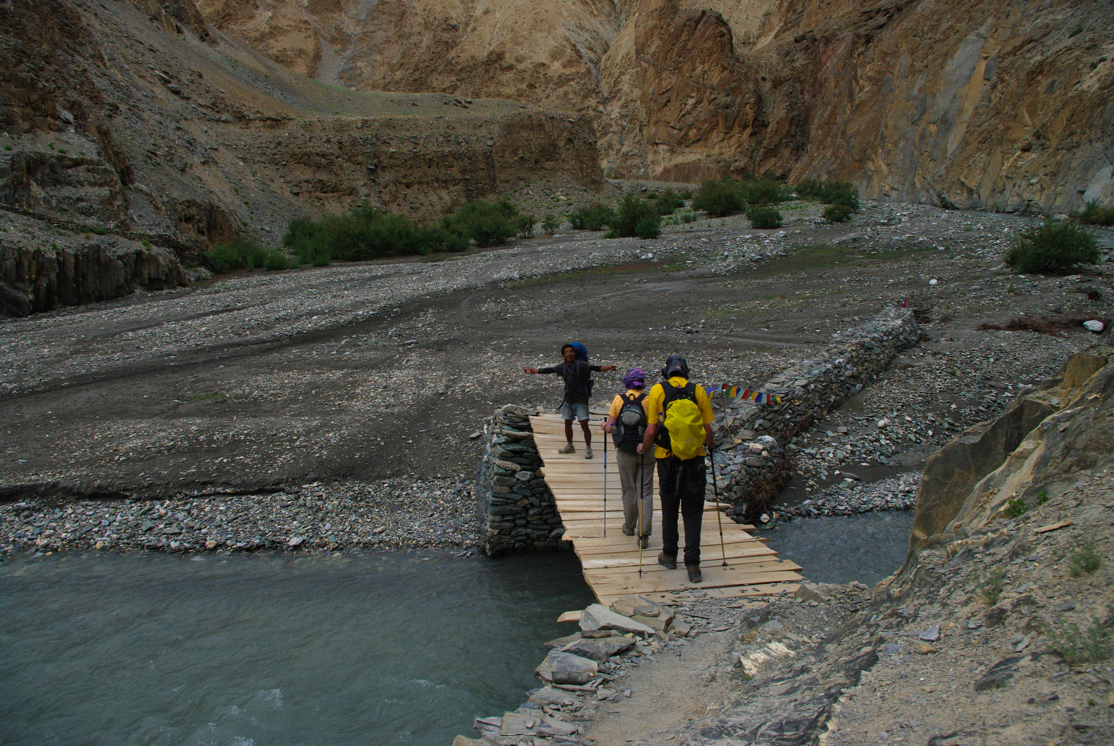 Туристы и самодельный мостик в Гималаях
