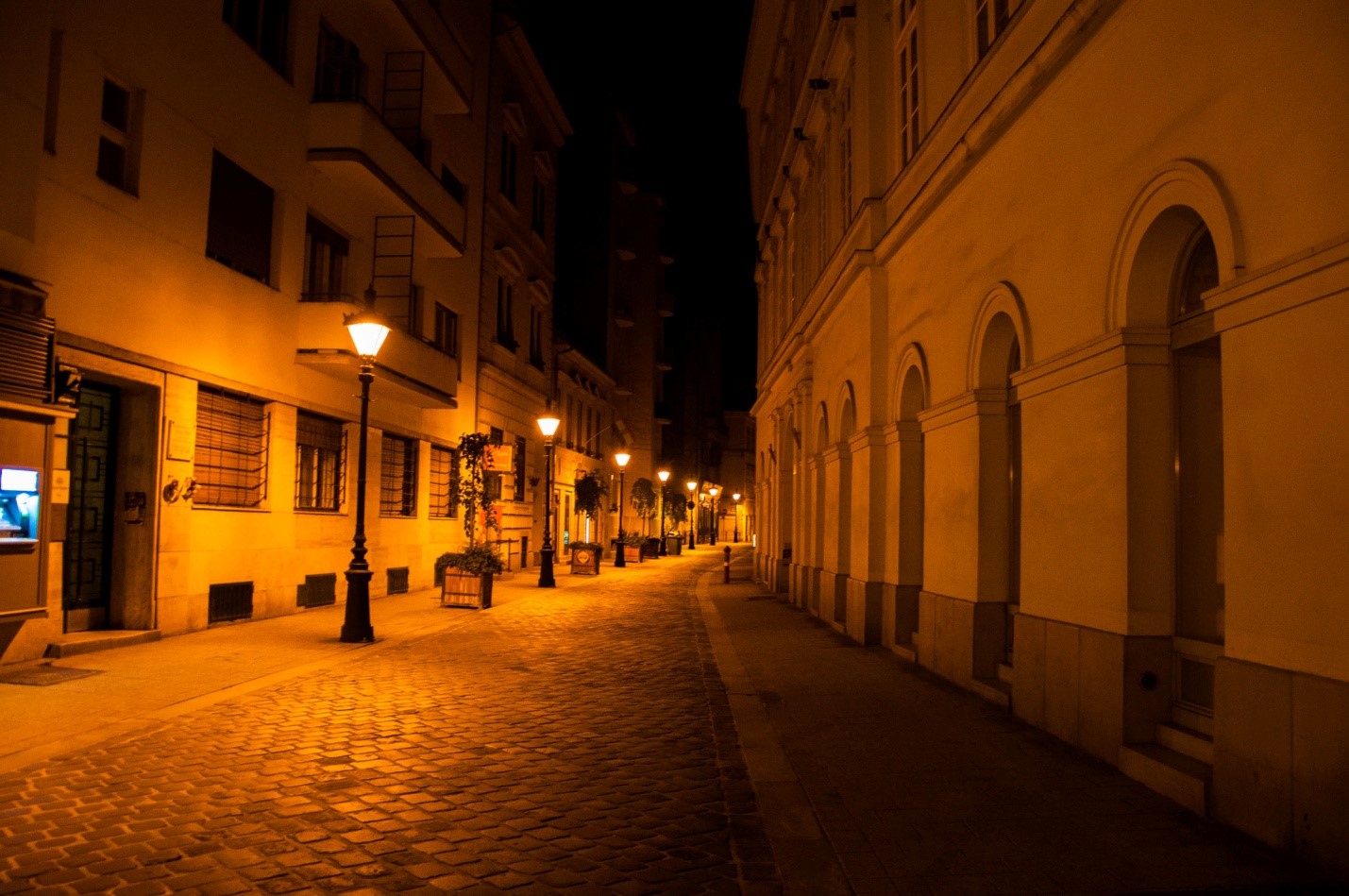 Тихая ночная улочка в Будапеште
