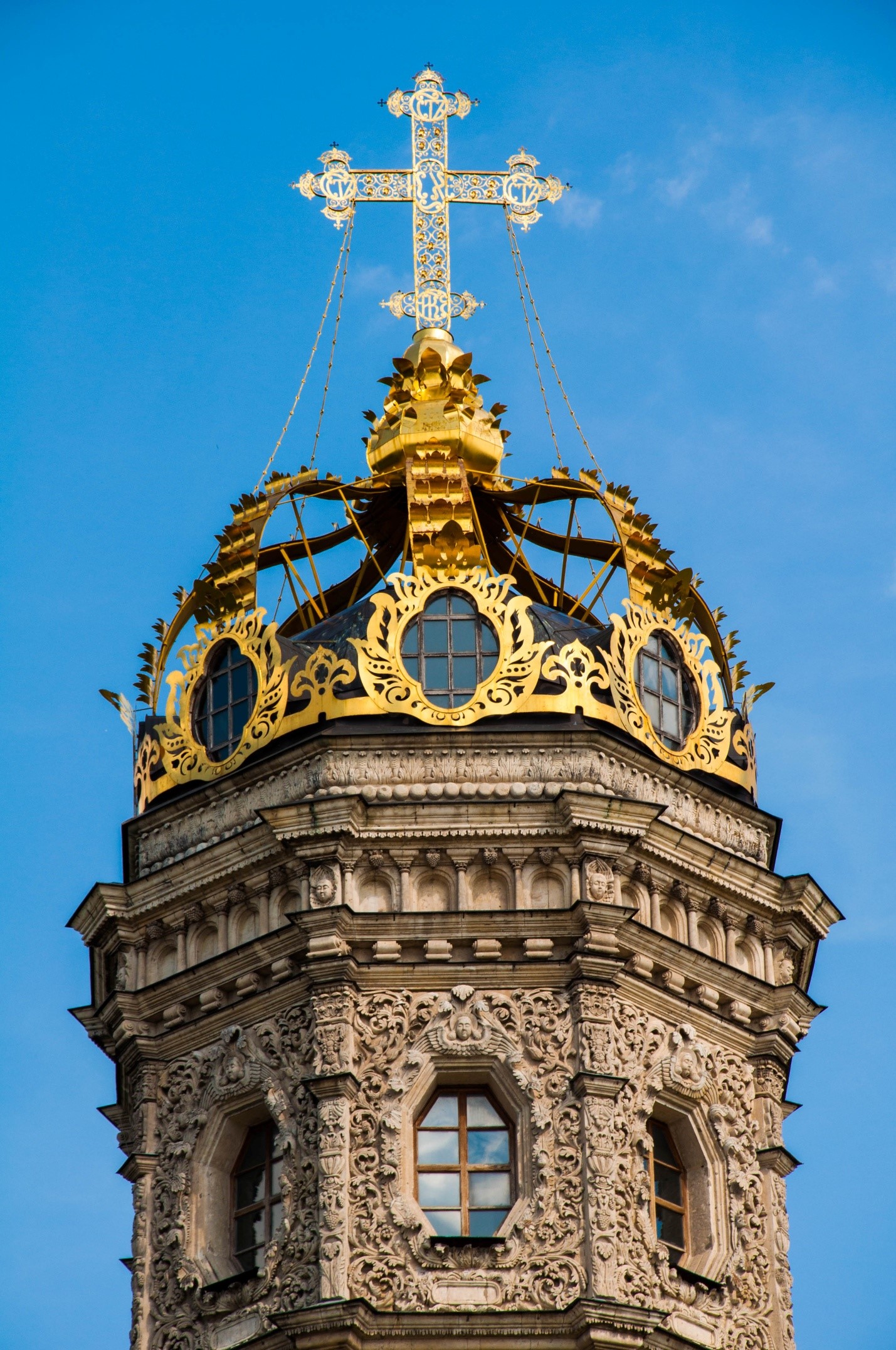 Корона на Знаменской церкви в Дубровицах, Подмосковье
