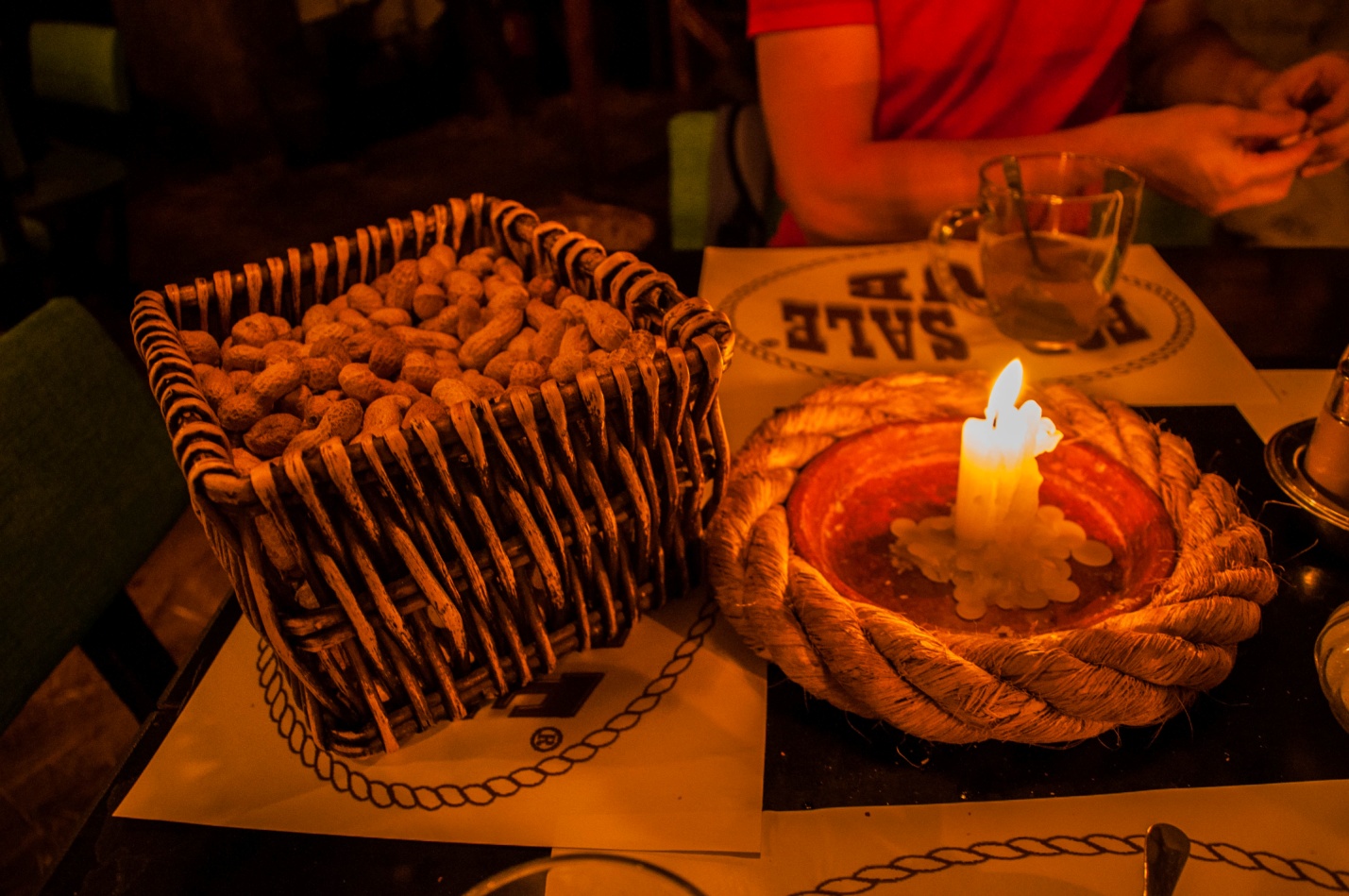 Арахис и свечи в необычном кафе в Будапеште