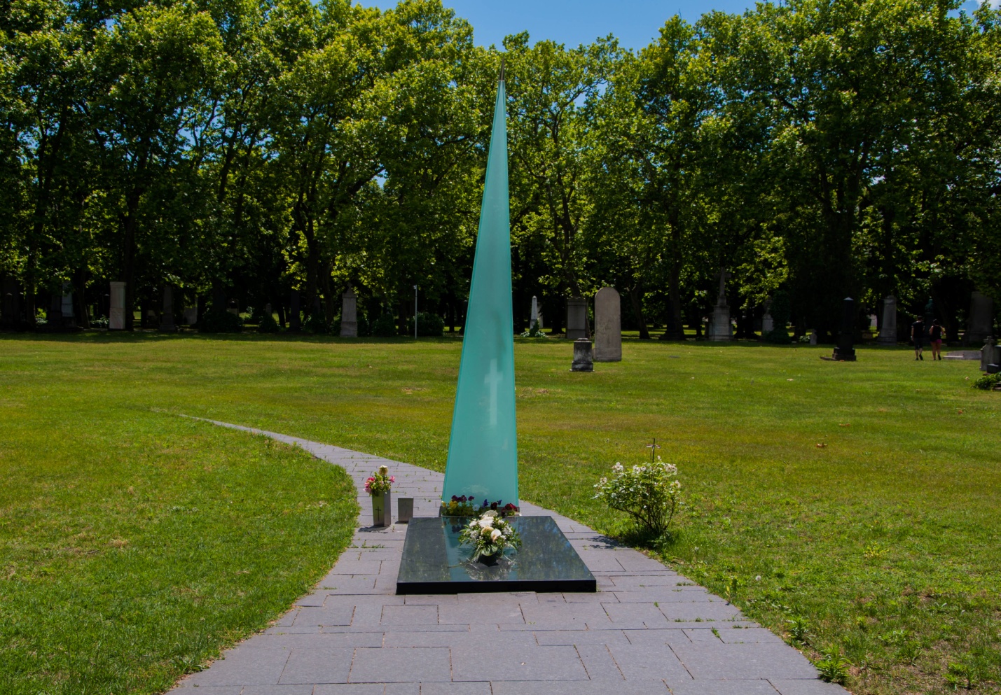 Стеклянное надгробие на кладбище Керепеши, Будапешт, Венгрия