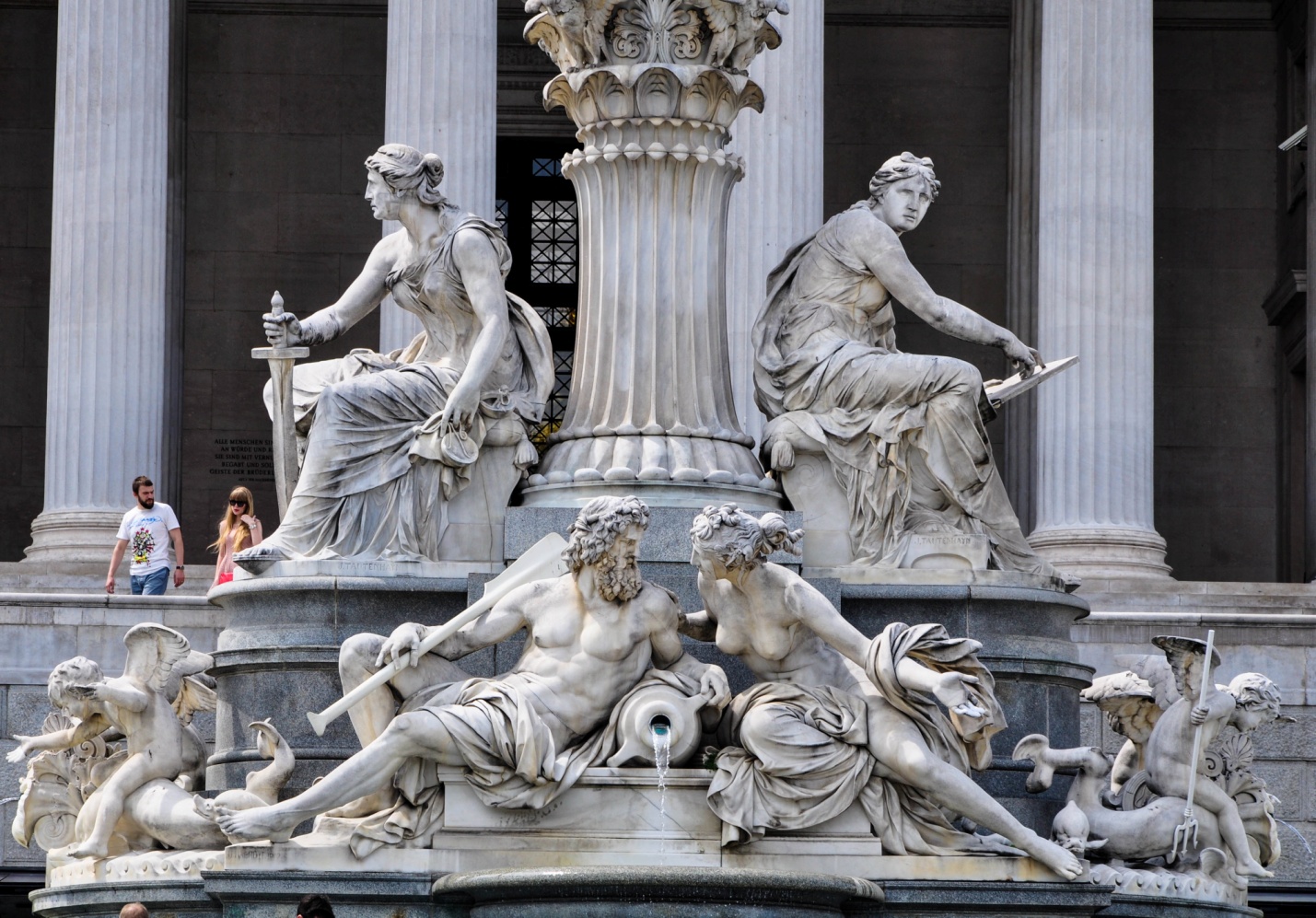 Скульптурная композиция Афины-Паллады с фонтаном около здания австрийского парламента, Вена