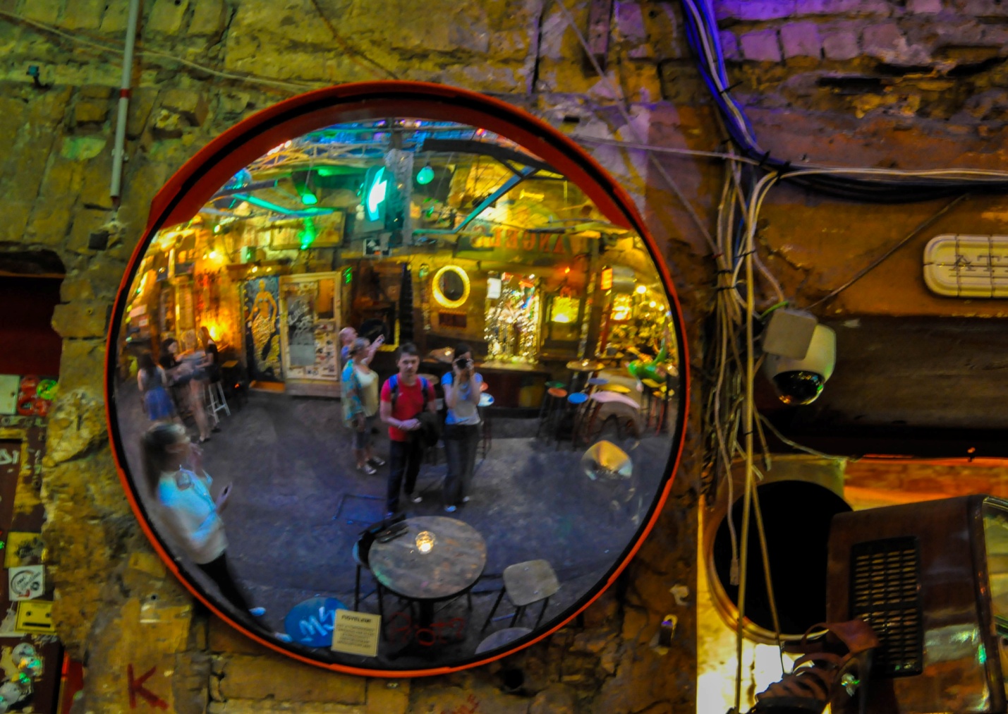 Интерьер внутри руин-бара Szimpla Kert в Будапеште, Венгрия