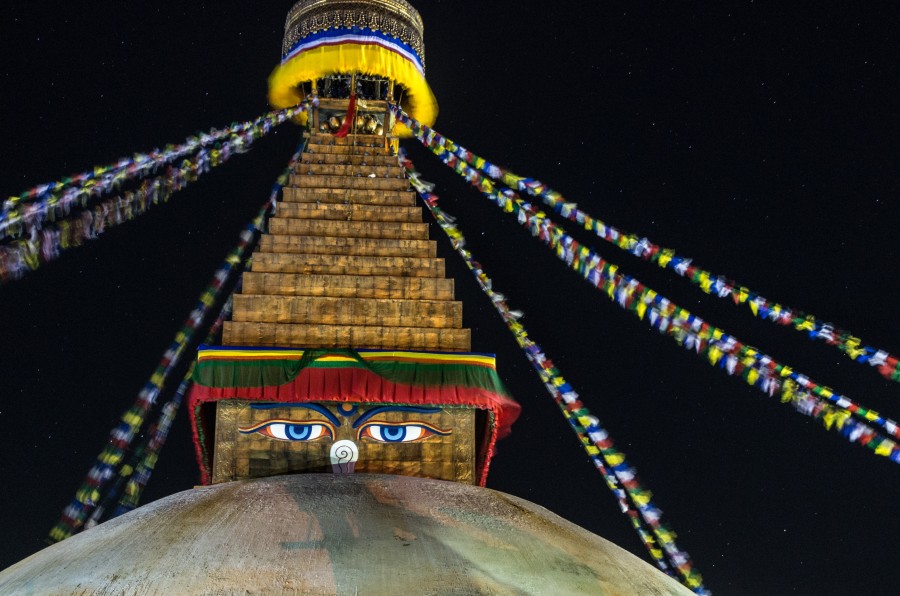 Ступа Будданатх ночью, Непал. Молитвенные флажки