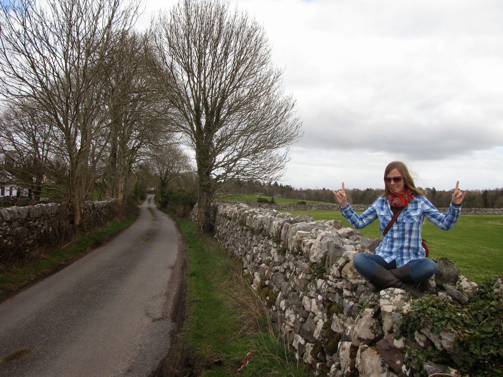 Узкая дорога с каменными стенами в Ирландии