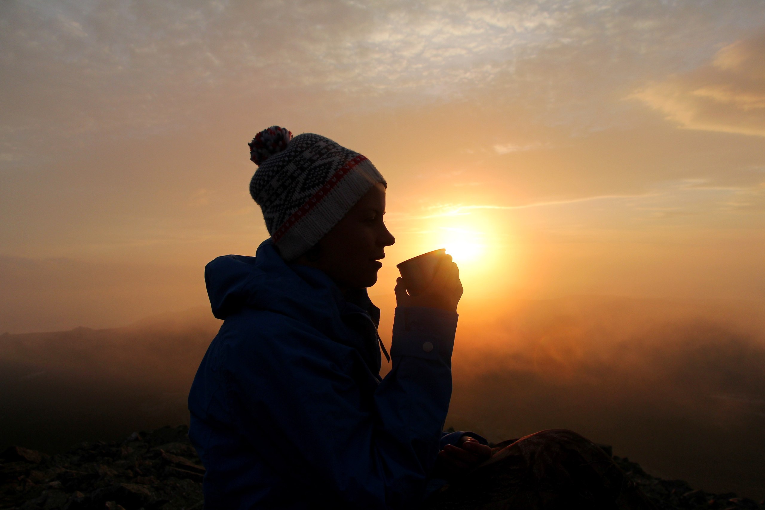 Туристка пьет чай в горах Урала