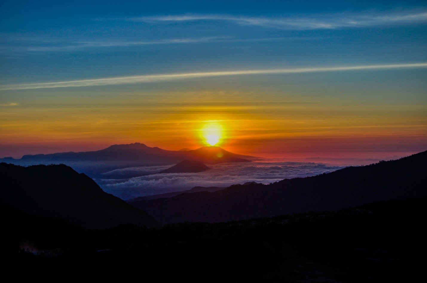 Рассвет около вулкана на Бали